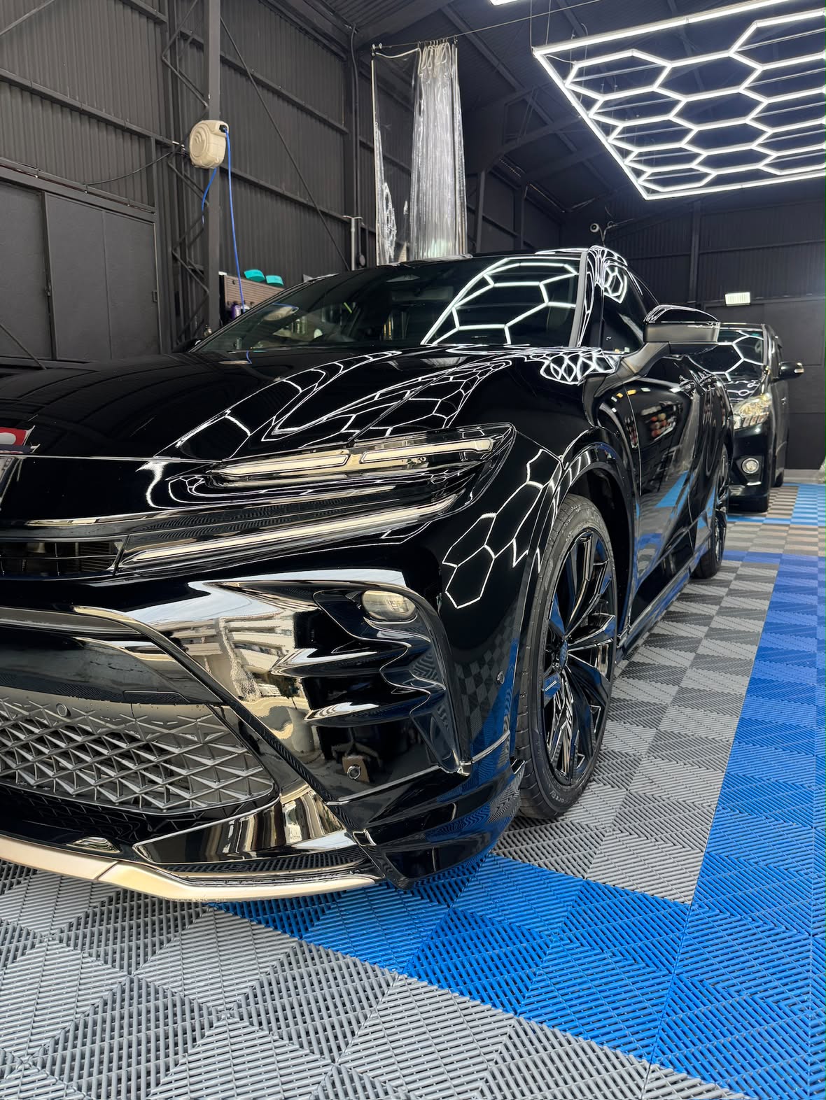 ホワイトスポーツカー / 施工実績